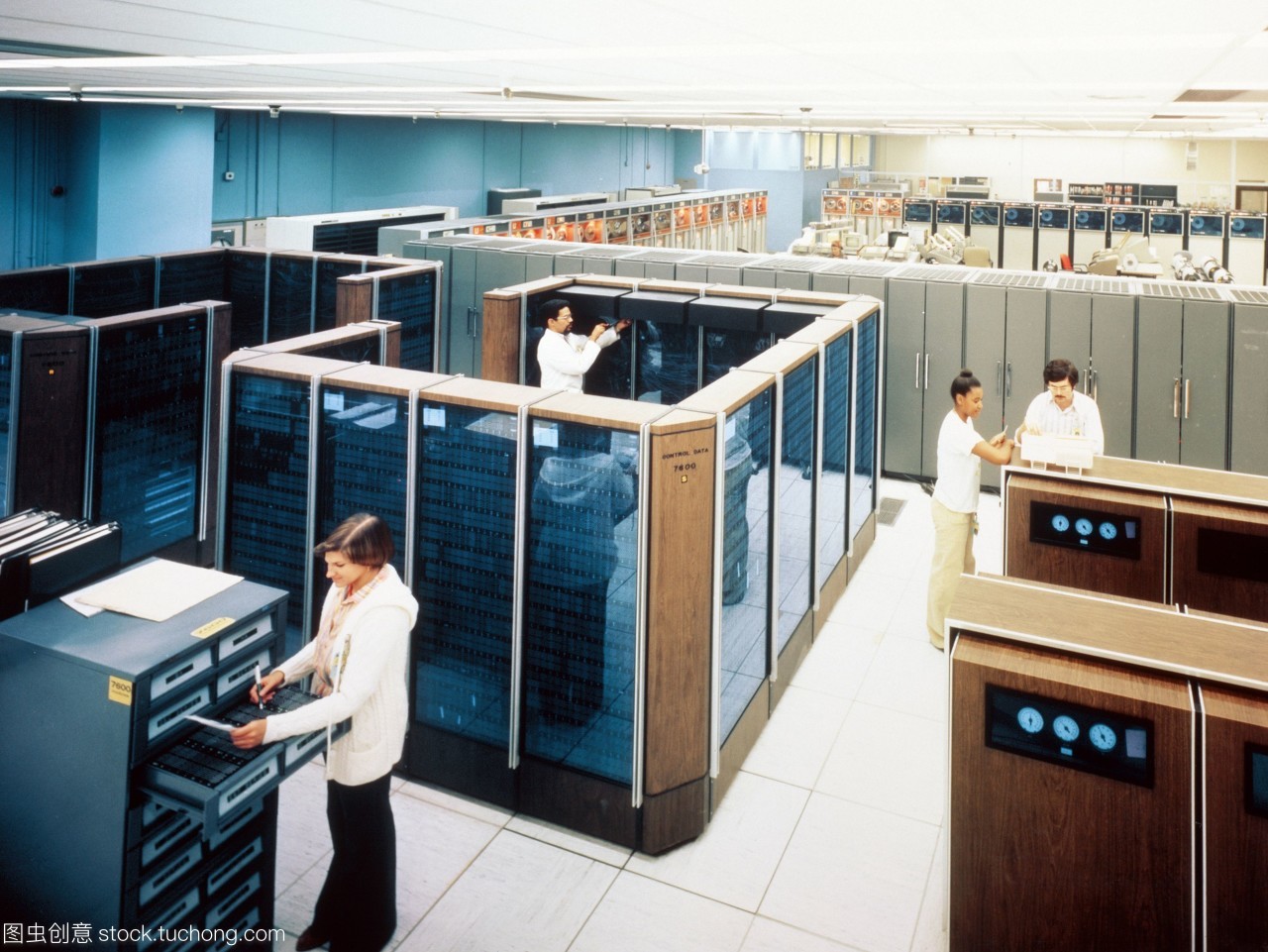位于勞倫斯利弗莫爾國家實驗室llnl的cdc7600大型機之一。前景中的玻璃葉櫥柜擁有計算機的處理器。背景中的櫥柜是用于記錄或檢索信息,加載或保存程序的數據磁帶流。llnl有三部這樣的計算機,但它們的代碼正逐漸被轉移到更強大的cray-1超級計算機上。在llnl的cdc和cray計算機構成了世界上最大的研究計算機中心之一的心臟。